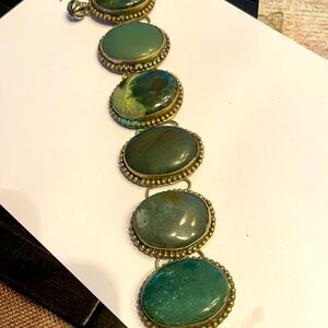 Elegant Green Agate and Gold Bracelet